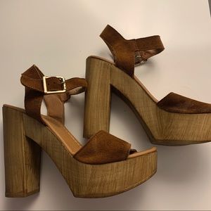 L'INTERVALLE WOODEN HEELS
